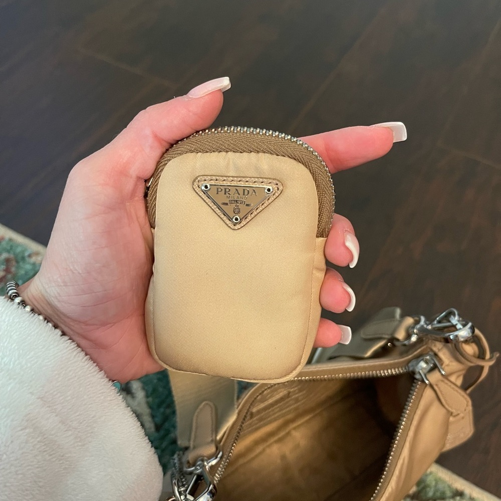 Prada Re-edition Nylon bag in cammeo beige. - Picture 9 of 9